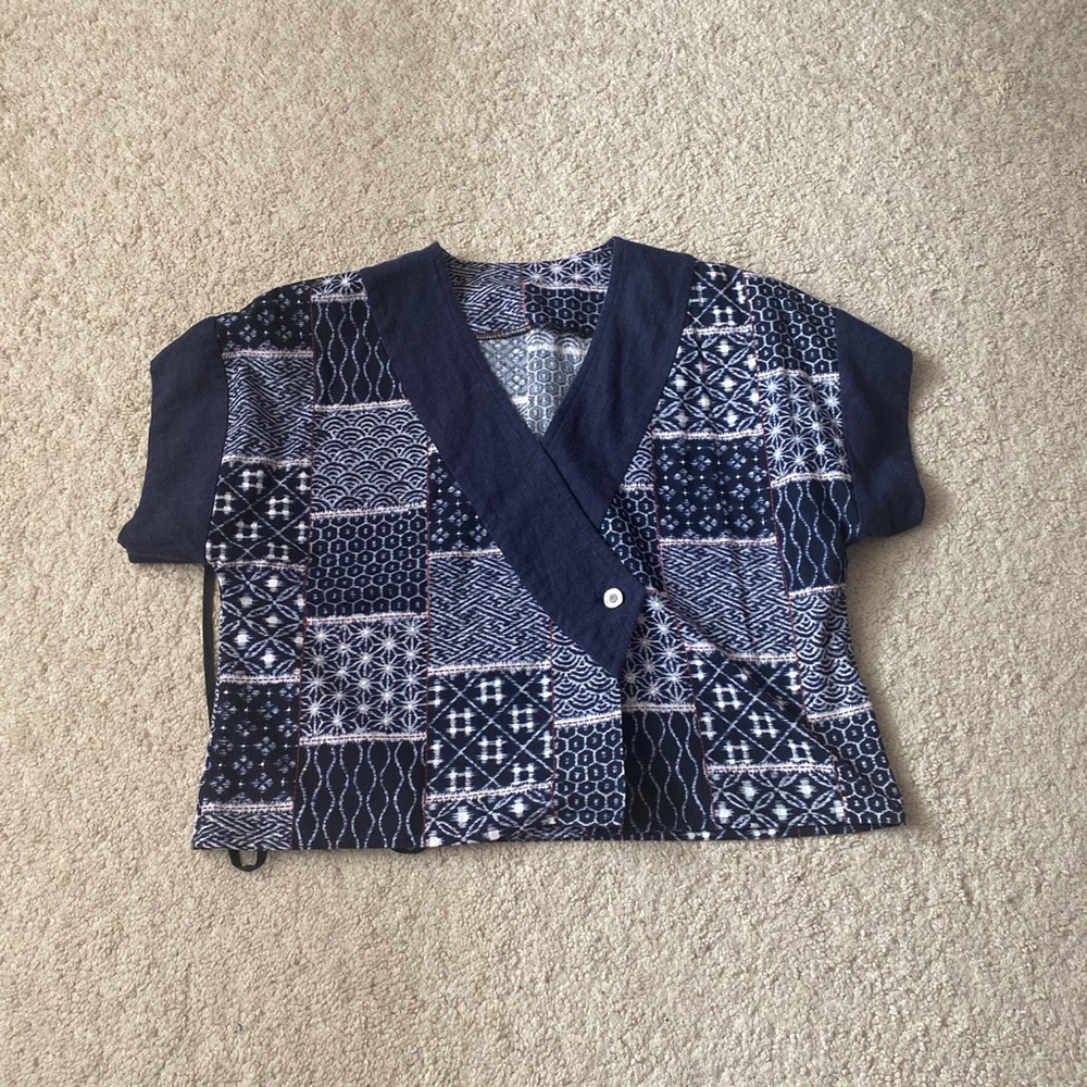 Vintage japanese-inspired wrap crop top! 🖤